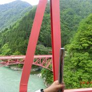 橋の上から見た新山彦橋を渡るトロッコ列車が最高
