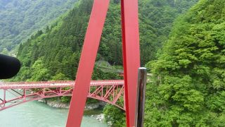 橋の上から見た新山彦橋を渡るトロッコ列車が最高