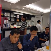 中国人団体旅行者だらけで騒がしい落ち着かない朝食