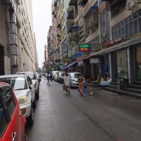 狭い車道の両端に駐車する車両も取締なし。