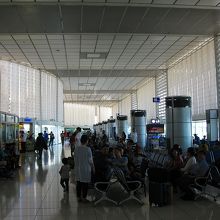 マニラ空港で乗り継ぎ。このターミナル死ぬほど暑かったです。