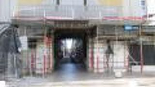 アーチの天井部分が工事中