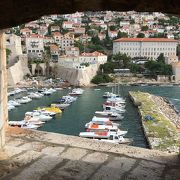 旧港を見下ろす要塞