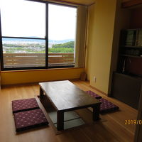 掘りごたつがついている。