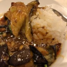 麻婆茄子とライスをスプーンで…いただいた