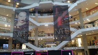 街の中心部にあり