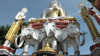 ワットパークナムから歩いて行けます。