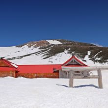 室堂センターの背後の社殿もまだ雪の中