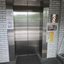 堤体内部（下部）とダム天端は無料エレベーターが運行