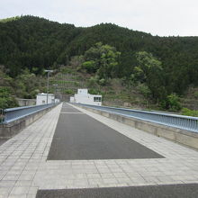 ダム天端は遊歩道として開放されています