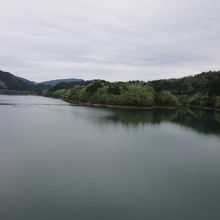 「日吉ダム」によって形成された「天若湖」