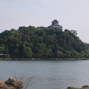 木曽川の対岸から見た姿がとても美しいお城