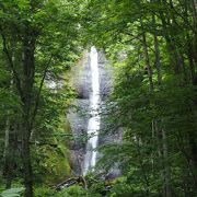 糸のような美しい滝