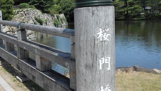 姫路城、入口にある、きれいな橋、桜門橋からスタート