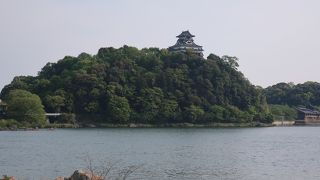 木曽川の対岸から見た姿がとても美しいお城