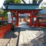 真っ赤な鳥居が目を引く