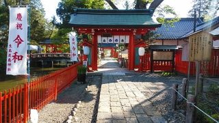 真っ赤な鳥居が目を引く