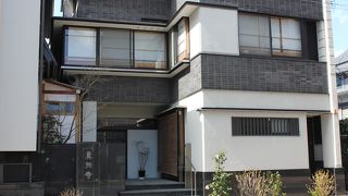 豪華な住宅のようなお寺