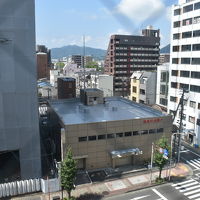 開けてはいませんが、窓の向こうは壁、ではない。