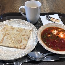 サーモンのブリヌイと、ボルシチ（小）