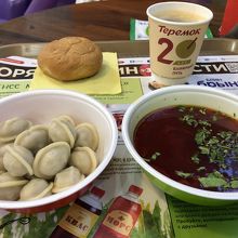ペルメニとボルシチ（小）。何故かサワークリームなしでパンが付