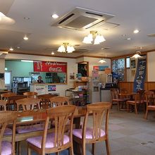 店内です。フリーWi-Fiとドリンクバーのサービスあり。