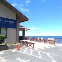 海のすぐそばに建つ竹野スノーケルセンター