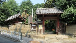 塀に老舗の名が記されています