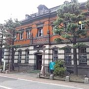 (赤れんが郷土館)　昭和44年まで秋田銀行の店舗として使われていました