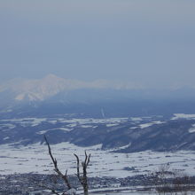 雪に覆われた十勝岳