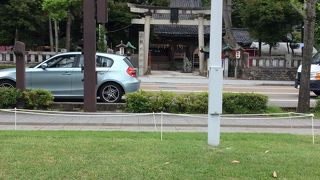 21世紀美術館の公園の道路向こうにあります。