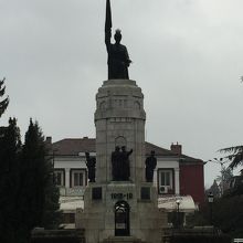 ブルガリアの母の像