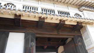 姫路城。入場口を超えると、まず菱の門。