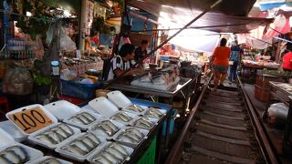 噂どおり・・・線路いっぱいに広げた市場はスゴイ！！