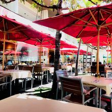 赤いテントが魅力的なテラス席