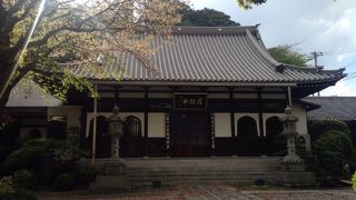 赤い門に室町時代の仁王像