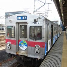 弘南・弘前駅構内　デハ７０００系　赤帯　いなかぜ号