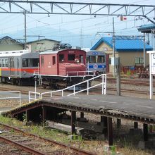 平賀駅構内　車両基地　DE333機関車も
