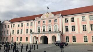 アレクサンドル ネフスキー聖堂の向かいのピンクのお城