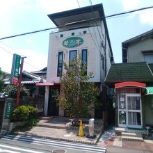 三階建ての店舗
