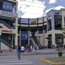 小さなショッピングモール内、一階にあります