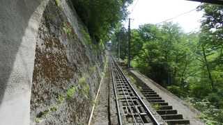 ケーブルカーからバスへの乗り換え地点です