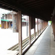 ここも地元酒造会社のこみせ～