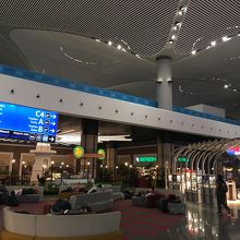 国際線フロアのソファーで仮眠を取る方々