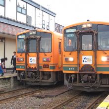 金木駅構内で上下線　すれ違い停車中