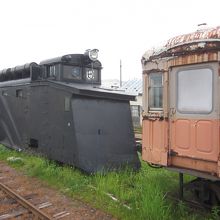 五所川原駅留置　キ１００形除雪ラッセル車と１２００系客車