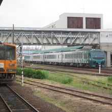 長い跨線橋とＪＲ線快速しらかみリゾート号