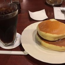 ホットケーキセット810円。厚みがありふわふわです。