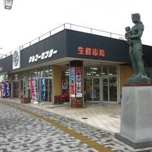 まだ新しい雰囲気の市場です