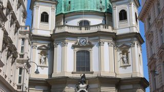 三位一体の像の近く